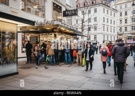 Wien, Österreich - 25 November 2018: Menschen kaufen Lebensmittel aus der Zum Goldenen Wursten (den "Goldenen Würstchen") in Wien, Österreich. Wurst steht Stockfoto