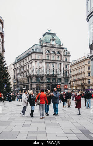 Wien, Österreich - November 24, 2018: die Menschen zu Fuß am Stephansplatz, einem berühmten Platz in Wien nach seiner prominentesten Gebäude benannt, die Stephansd Stockfoto