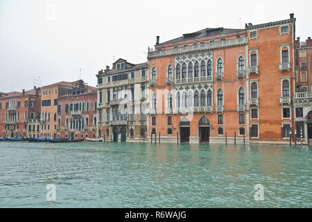 Acqua Alta - Venedig Hochwasser. Venedig, die Hauptstadt der nördlichen Italien Veneto Region, ist auf mehr als 100 kleinen Inseln gebaut. Stockfoto