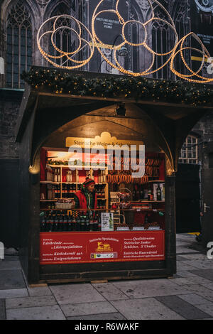 Wien, Österreich - November 24, 2018: Würstchen und Schnaps Weihnachtsmarkt Stall in der Nähe der St. Stephan Kathedrale, das wichtigste religiöse Gebäude in Stockfoto