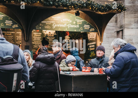 Wien, Österreich - November 24, 2018: Leute genießen festliche Getränke zu Weihnachten Marktstand in der Nähe der St. Stephan Kathedrale, das wichtigste religiöse Stockfoto