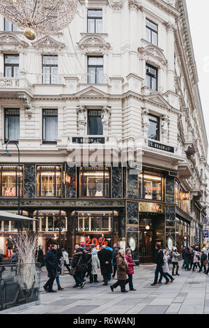 Wien, Österreich - November 24, 2018: die Menschen zu Fuß vorbei an H&M Store am Graben, Wien. Es ist eine der berühmtesten Straßen im ersten Wiener Bezirk Stockfoto