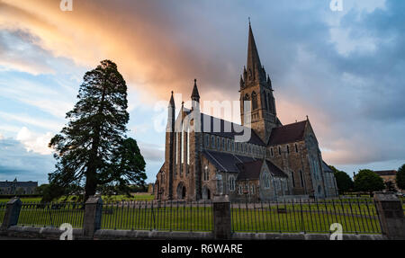 Die St. Mary's Cathedral in Killarney bei Sonnenuntergang Abendlicht Stockfoto