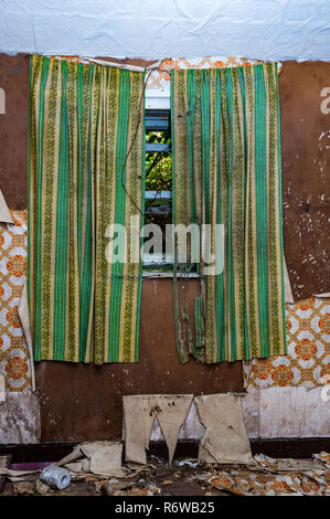 Gruselig verlassene Schlafzimmer Fenster in einem alten, verlassenen Haus Stockfoto