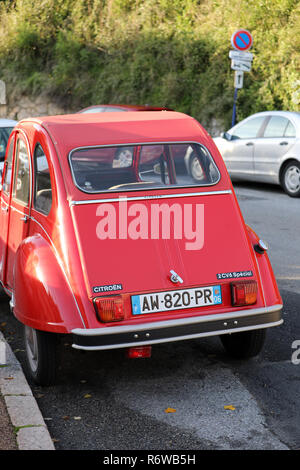 Roquebrune-Cap-Martin, Frankreich - Dezember 4, 2018: Rot altes Auto Citroen 2CV6 Special Auf der Straße (Rückansicht), Französische Riviera, Frankreich, Europa geparkt, Stockfoto