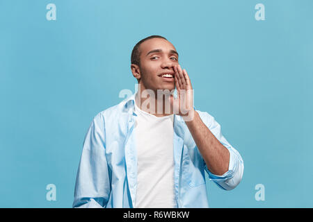 Auf rosa Junge legerer Mann schrie Studio isoliert Stockfoto
