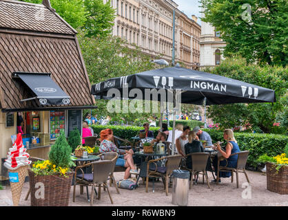 Street Cafe in Esplanadi Park (esplanadin Puisto Garten), Helsinki, Finnland Stockfoto