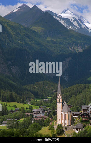 St. Vincent Kirche / Pfarrkirche Heiligenblut und Großglockner Massivs in Heiligenblut am Großglockner, Spittal an der Drau in Kärnten, Österreich Stockfoto