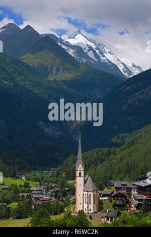 St. Vincent Kirche / Pfarrkirche Heiligenblut und Großglockner Massivs in Heiligenblut am Großglockner, Spittal an der Drau in Kärnten, Österreich Stockfoto