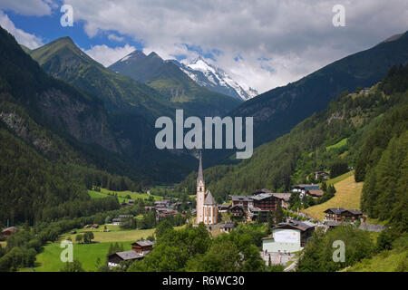 St. Vincent Kirche / Pfarrkirche Heiligenblut und Großglockner Massivs in Heiligenblut am Großglockner, Spittal an der Drau in Kärnten, Österreich Stockfoto