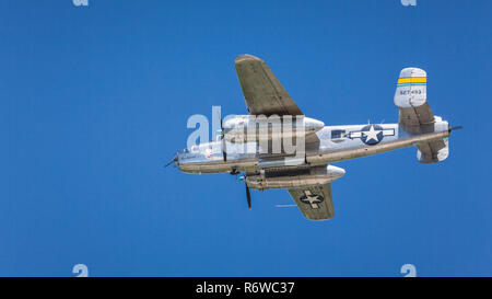 Die Boeing B-25 J Miss Mitchell vintage Bomber im Flug bei der Airshow 2017 in Duluth, Minnesota, USA. Stockfoto