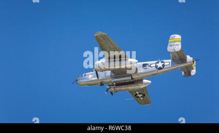 Die Boeing B-25 J Miss Mitchell vintage Bomber im Flug bei der Airshow 2017 in Duluth, Minnesota, USA. Stockfoto