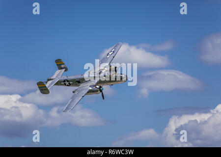 Die Boeing B-25 J Miss Mitchell vintage Bomber im Flug bei der Airshow 2017 in Duluth, Minnesota, USA. Stockfoto