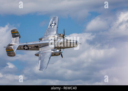 Die Boeing B-25 J Miss Mitchell vintage Bomber im Flug bei der Airshow 2017 in Duluth, Minnesota, USA. Stockfoto