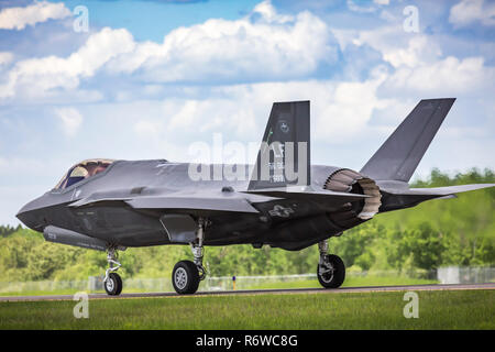 Ein Schloss Martin F-35 ein Kampfjet für den Start an der Airshow 2017 in Duluth, Minnesota, USA, vorbereitet. Stockfoto