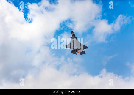 Die Lockheed Martin F-35 ein Kampfjet im Flug an der Airshow 2017 in Duluth, Minnesota, USA. Stockfoto