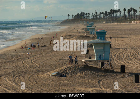 Reihe der rettungstürme auf Huntington Beach in Südkalifornien, Abendsonne Stockfoto