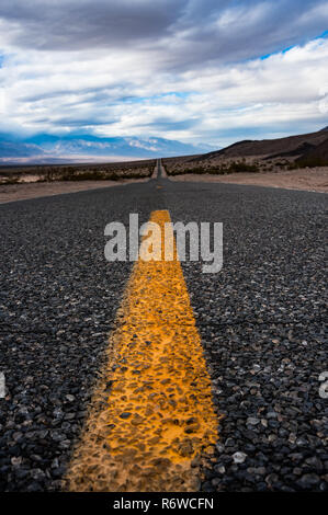 Straße Asphalt Textur durch Death Valley National Park Stockfoto