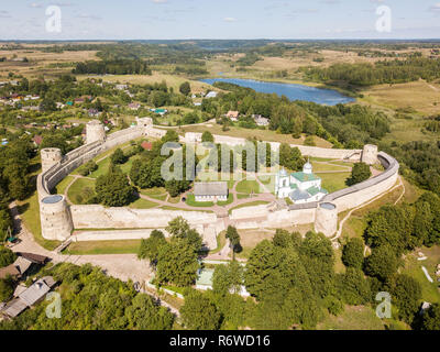 Izborsk mittelalterlichen russischen Festung (Kreml) mit einer Kirche. Antenne drone Foto. In der Nähe von Pskow, Russland. Birds Eye View Stockfoto