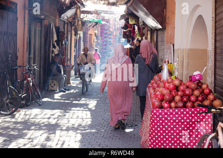 Medina von Marrakesch - Straßenszene mit Essen für Verkauf und Einheimische, Medina von Marrakesch, Marrakesch, Marokko Nordafrika Stockfoto