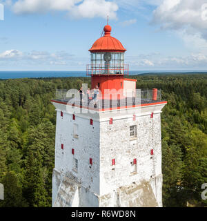 Historische alte Leuchtturm Kõpu (kopu Leuchtturm), Insel Hiiumaa Estland Antenne drone Foto. Birds Eye View Stockfoto