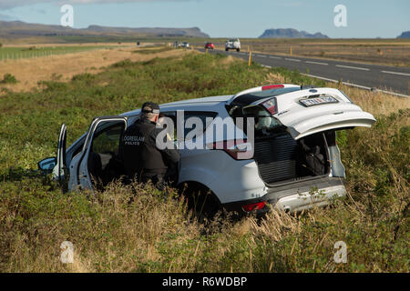 Touristen in Mietwagen in Kollision und Unfall mit Lkw mit Logreglan Polizei nahe Skogafoss, Skogar, Island teilnehmen Stockfoto