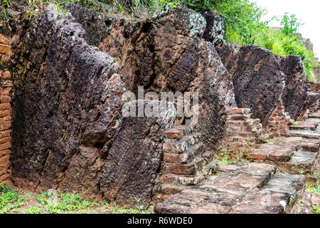 Broken House Bricks Bühne an buddhistischen Ort gut aussehen & geben Beweis der Präsenz von budha in der Vergangenheit. Stockfoto