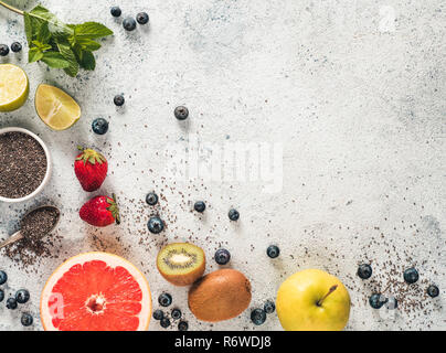 Frische Früchte, Beeren, Chia Samen und Minze, kopieren Raum Stockfoto