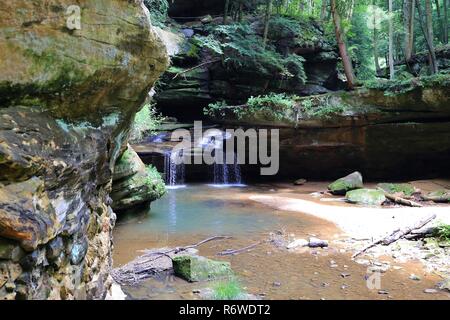 Wasser fällt bei Old Man's Cave, Hocking Hills State Park. Stockfoto