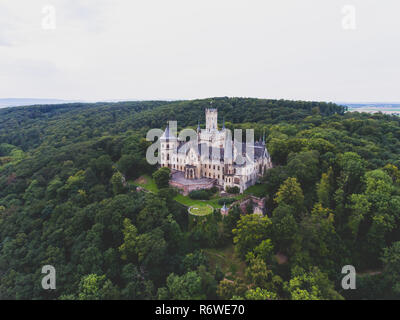 Blick auf Schloss Marienburg, einem neugotischen Schloss in Niedersachsen, Deutschland, in der Nähe von Hannover, drone Luftaufnahme Stockfoto