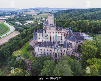 Blick auf Schloss Marienburg, einem neugotischen Schloss in Niedersachsen, Deutschland, in der Nähe von Hannover, drone Luftaufnahme Stockfoto