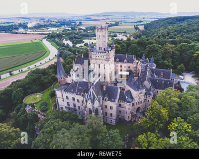 Blick auf Schloss Marienburg, einem neugotischen Schloss in Niedersachsen, Deutschland, in der Nähe von Hannover, drone Luftaufnahme Stockfoto