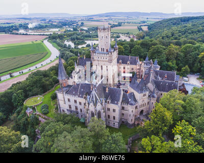 Blick auf Schloss Marienburg, einem neugotischen Schloss in Niedersachsen, Deutschland, in der Nähe von Hannover, drone Luftaufnahme Stockfoto