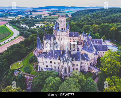 Blick auf Schloss Marienburg, einem neugotischen Schloss in Niedersachsen, Deutschland, in der Nähe von Hannover, drone Luftaufnahme Stockfoto