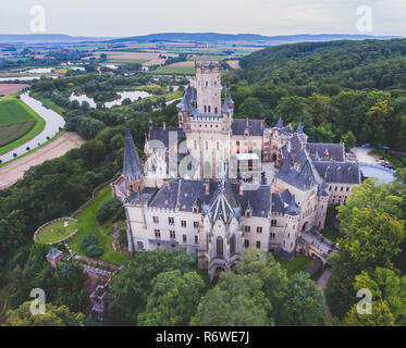 Blick auf Schloss Marienburg, einem neugotischen Schloss in Niedersachsen, Deutschland, in der Nähe von Hannover, drone Luftaufnahme Stockfoto