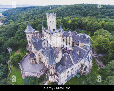 Blick auf Schloss Marienburg, einem neugotischen Schloss in Niedersachsen, Deutschland, in der Nähe von Hannover, drone Luftaufnahme Stockfoto