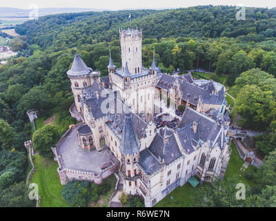 Blick auf Schloss Marienburg, einem neugotischen Schloss in Niedersachsen, Deutschland, in der Nähe von Hannover, drone Luftaufnahme Stockfoto