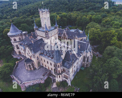 Blick auf Schloss Marienburg, einem neugotischen Schloss in Niedersachsen, Deutschland, in der Nähe von Hannover, drone Luftaufnahme Stockfoto