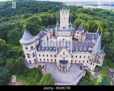 Blick auf Schloss Marienburg, einem neugotischen Schloss in Niedersachsen, Deutschland, in der Nähe von Hannover, drone Luftaufnahme Stockfoto