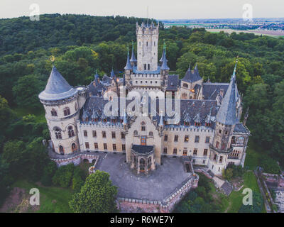 Blick auf Schloss Marienburg, einem neugotischen Schloss in Niedersachsen, Deutschland, in der Nähe von Hannover, drone Luftaufnahme Stockfoto