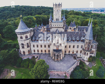 Blick auf Schloss Marienburg, einem neugotischen Schloss in Niedersachsen, Deutschland, in der Nähe von Hannover, drone Luftaufnahme Stockfoto