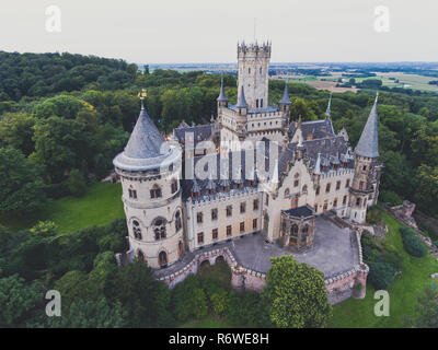 Blick auf Schloss Marienburg, einem neugotischen Schloss in Niedersachsen, Deutschland, in der Nähe von Hannover, drone Luftaufnahme Stockfoto