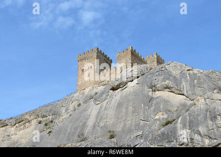 Close-up Low Angle View von Tower und Zinne des alten genuesischen Festung auf dem Berg in Perugia, Krim, Russland. Stockfoto