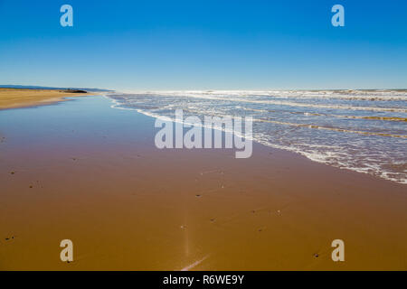 Sandstrand an der Küste in der Nähe von Essaouira, Marokko Stockfoto