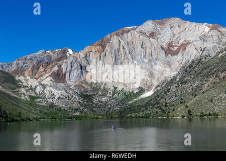 Überführen Sie See in Mammoth Lakes, USA. Mammoth Lakes ist eine Stadt in der kalifornischen Sierra Nevada. Es ist für die Mammoth Mountain und Juni bekannt Stockfoto