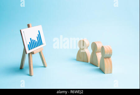 Drei Leute schauen auf den Zeitplan und die Geschäftsstrategie und die Pläne für die Entwicklung des Unternehmens zu diskutieren. Die Analyse der Ergebnisse, Einarbeitung Stockfoto