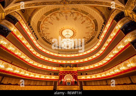 Blick von der Bühne des Auditorium des Alexandrinsky Theater vor einem Auftritt in St. Petersburg, Russland Stockfoto