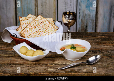 Traditionelle jüdische Mazze Suppe, Knödel aus mazze Mahlzeit - Boden matzo. Stockfoto