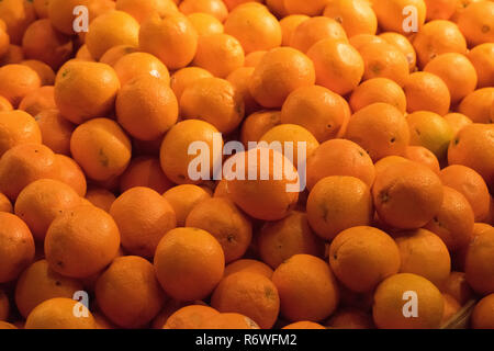 Bulk Orangen in einem Behälter an ein Open-air-Markt gespeichert Stockfoto