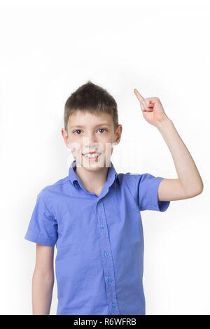 Portrait von lächelnden jugendlich Junge. Happy Teenager tragende T-Shirt auf weißem Hintergrund. niedlichen Kind im Studio zeigen Stockfoto